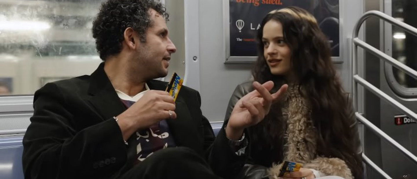 Η Rosalía στο μετρό της Νέας Υόρκης σε μία συνέντευξη με τον Kareem Rahma