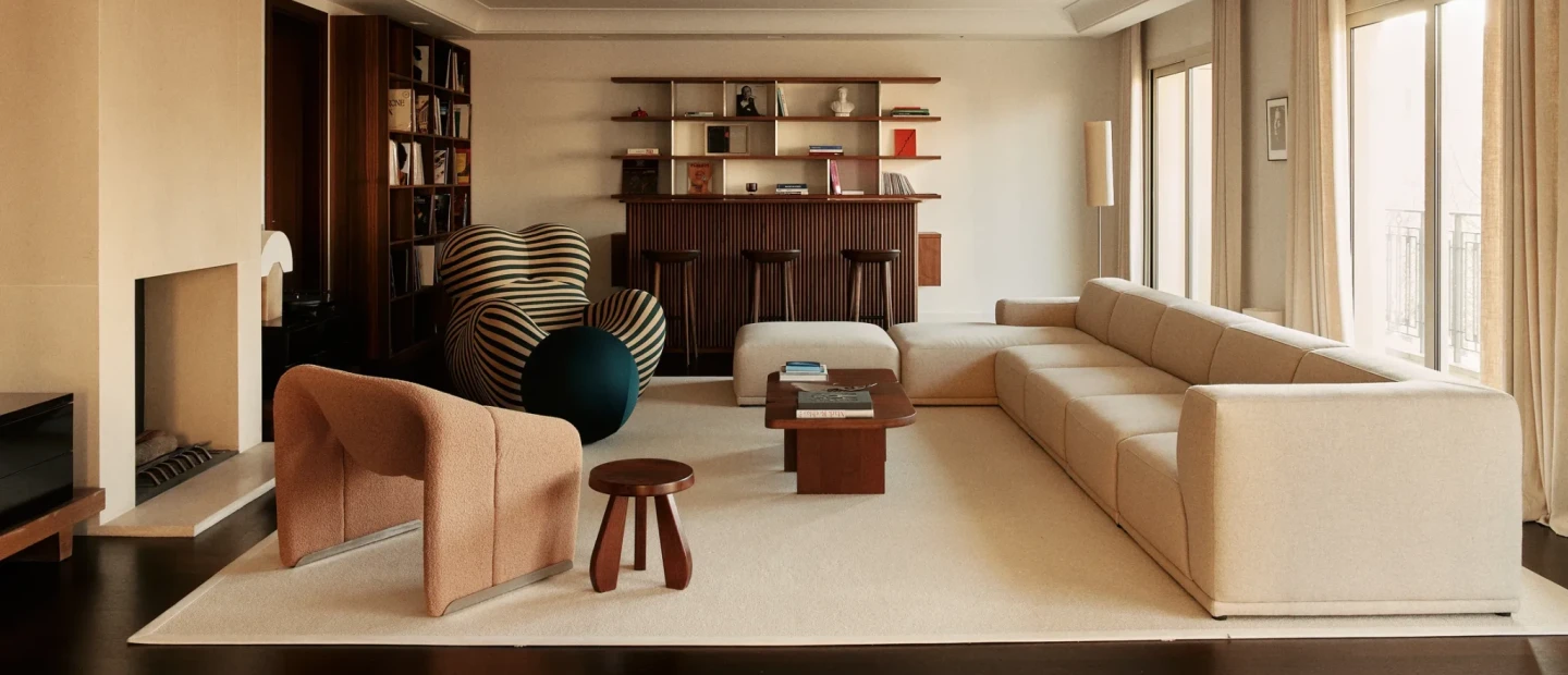 Ένα μικρό παριζιάνικο διαμέρισμα που σχεδιάστηκε γύρω από ένα sound bar για ακρόαση βινυλίων