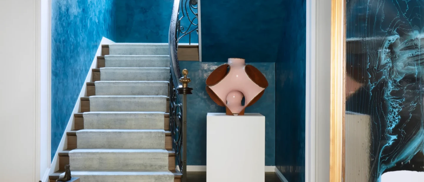 Ένα διαμέρισμα στο Σίδνεϊ που αντηχεί τη θέση του δίπλα στο νερό