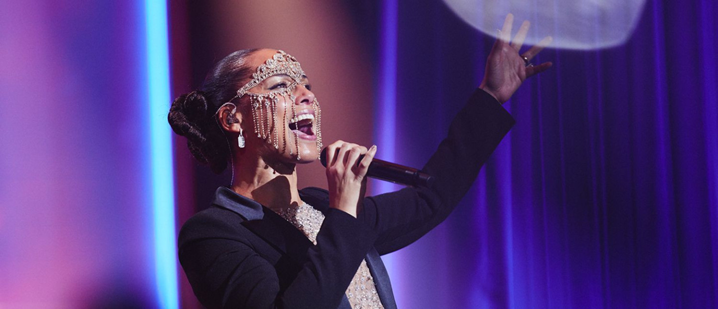 Η μαγική εμφάνιση της Alicia Keys στο Holiday Masquerade Ball της Apple Music