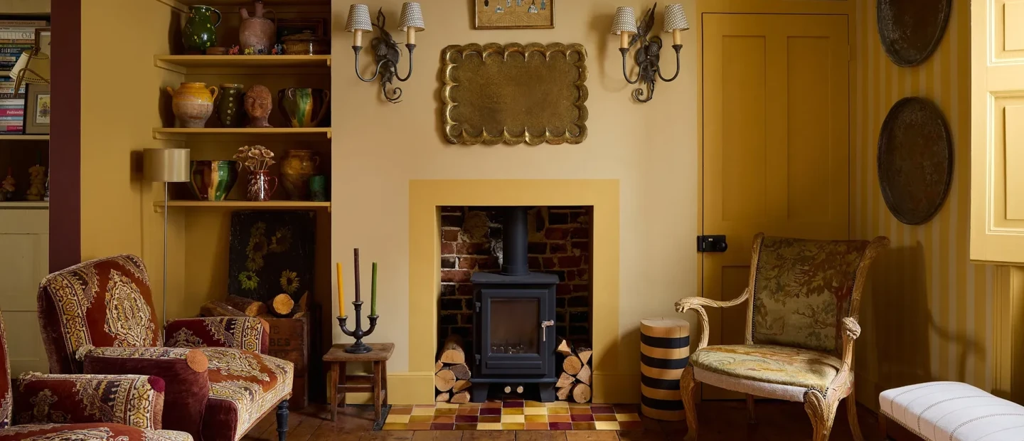 Το σπίτι του 18ου αιώνα κοντά στη θάλασσα που αγκαλιάζει το χρώμα και το vintage στοιχείο