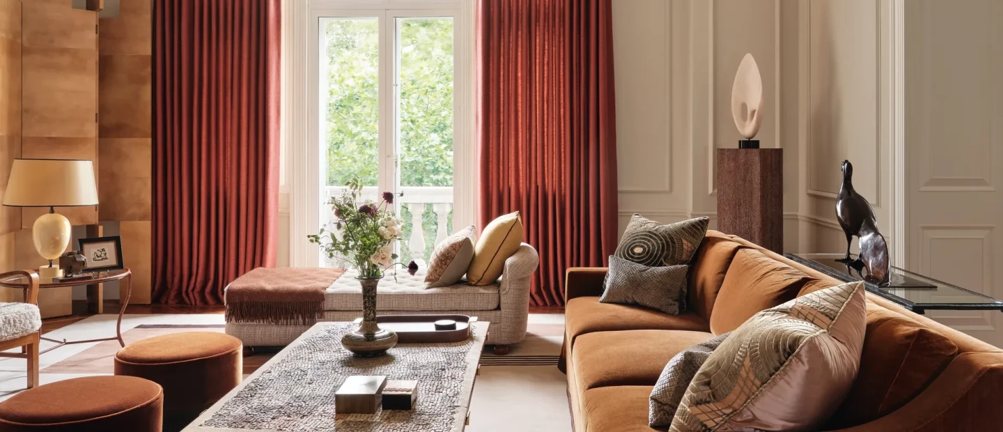 Το λονδρέζικο διαμέρισμα που αποδεικνύει πως συλλογές, υλικά και φωτισμός μπορούν να μεταμορφώσουν κάθε χώρο