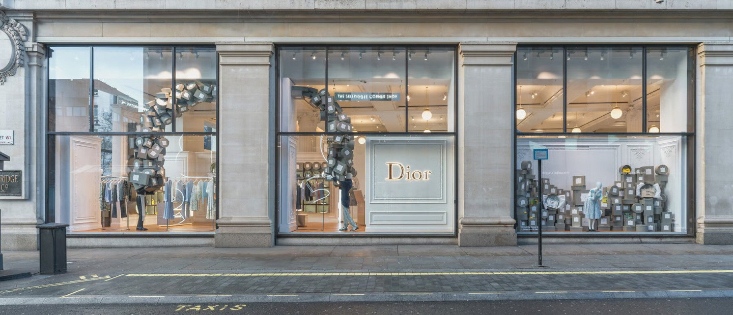 O Jonathan Anderson «καταφθάνει» στο Selfridges του Λονδίνου με ένα ιδιαίτερο pop-up προς τιμήν της κληρονομιάς του Dior 