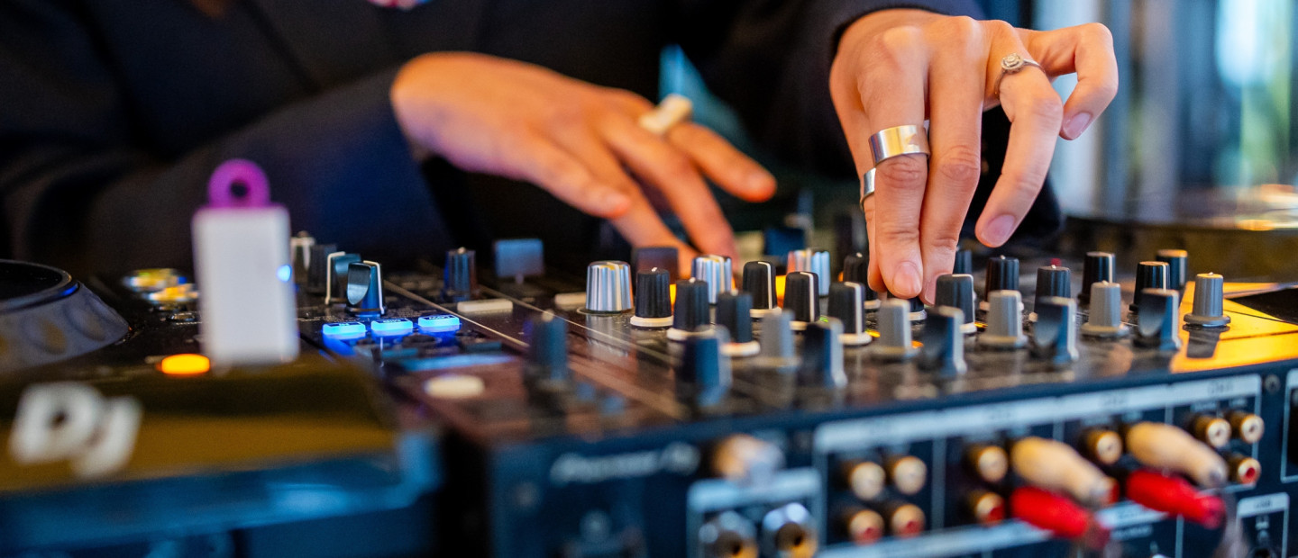 Το GLOW.GR συνομιλεί με πέντε επιδραστικές DJs που δίνουν ρυθμό στη μουσική σκηνή της Θεσσαλονίκης