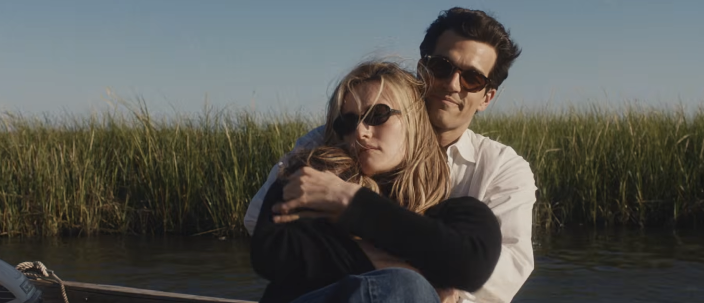 Η Carolyn Bessette-Kennedy και η αναδρομή στο iconic στιλ της
