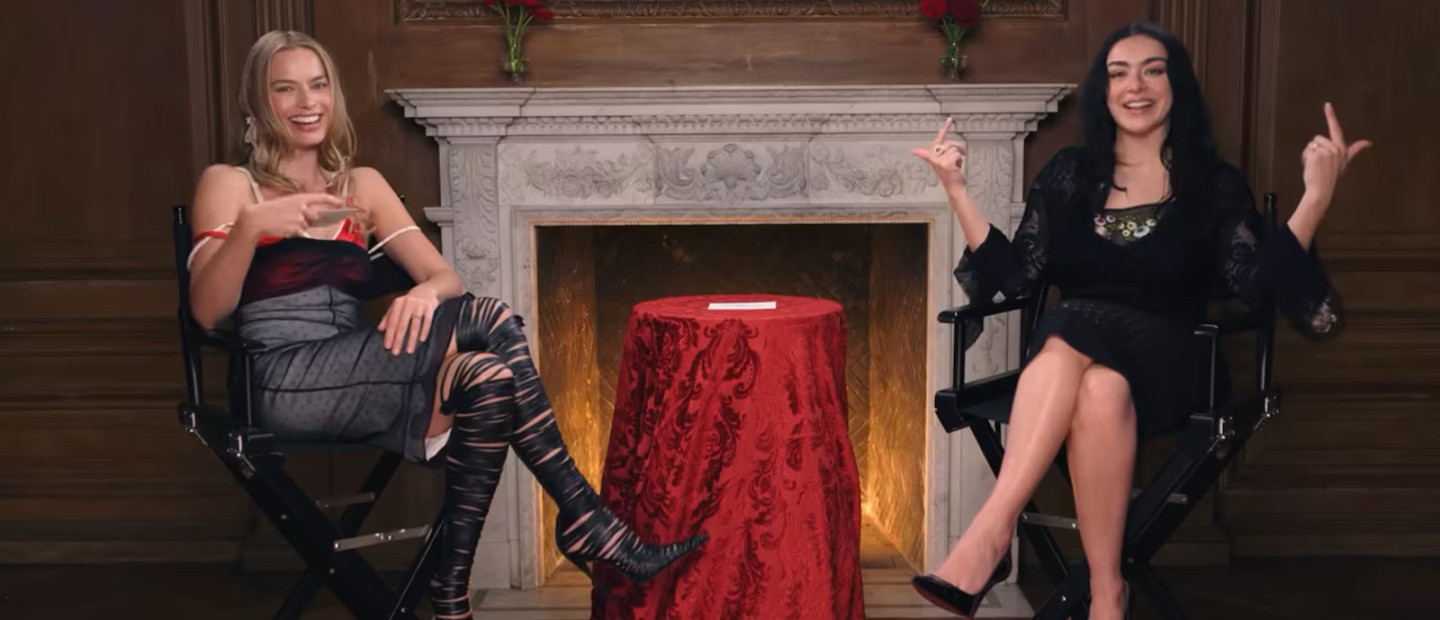 H Margot Robbie και η Charli xcx σε ένα debate για τα καλύτερα και τα χειρότερα πράγματα που θα επέλεγαν στη ζωή τους
