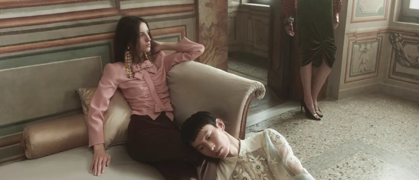 Ο οίκος Valentino μετατρέπει τις πυγολαμπίδες σε σύμβολο ελπίδας, ομορφιάς και αντίστασης