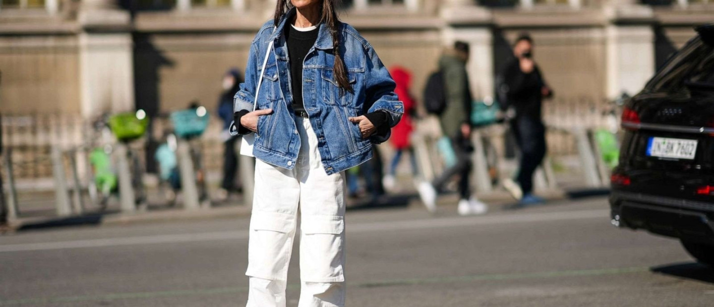 Λατρεύετε τα cargo pants; Πώς θα τα φορέσετε κομψά την άνοιξη