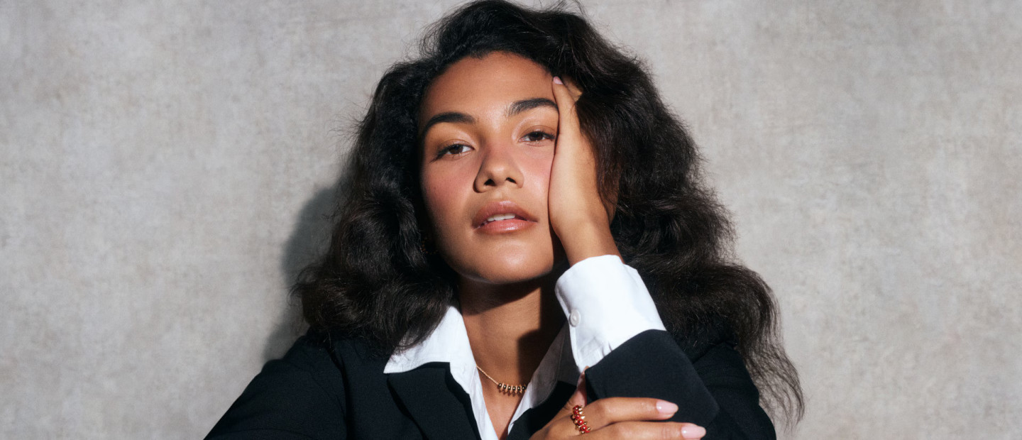 Η Olivia Dean έγινε ambassador του οίκου Cartier κι εμείς ανατρέχουμε στα 5 εμβληματικά timepieces που αξίζει να γνωρίζετε