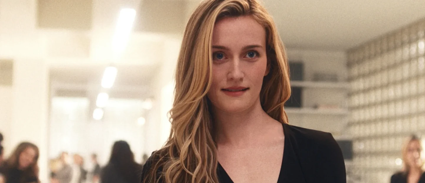 Πώς να δημιουργήσετε το iconic beauty look των ’90s της Carolyn Bessette-Kennedy