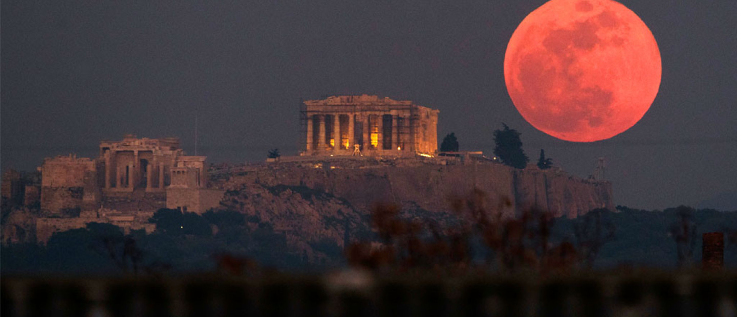 Ματωμένο Φεγγάρι: Αυτά τα 3 ζώδια θα κληθούν να πάρουν σημαντικές αποφάσεις για τη ζωή τους