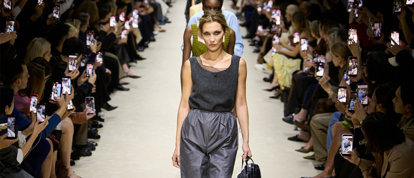 Prada Fall 2026: Τα μόλις 15 μοντέλα, οι 4 εμφανίσεις και η Bella Hadid