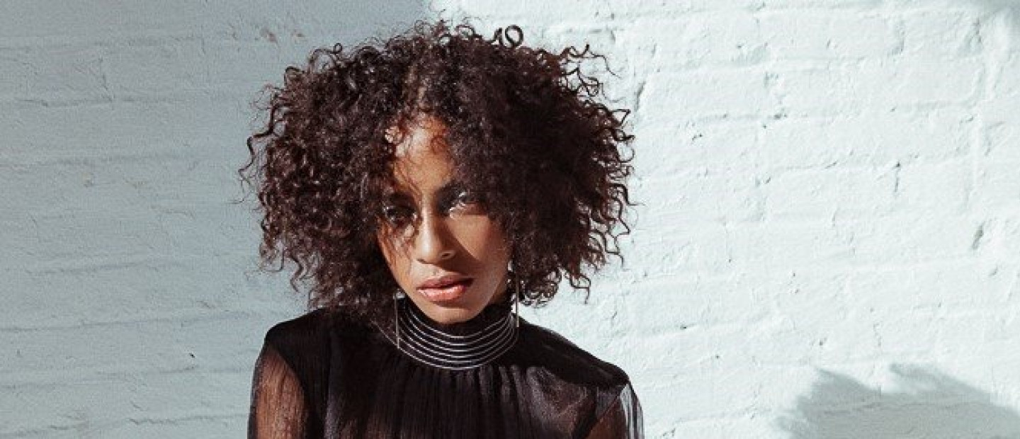 Ανακαλύψτε τέσσερις hairstyling προτάσεις για πολύ σγουρά μαλλιά 