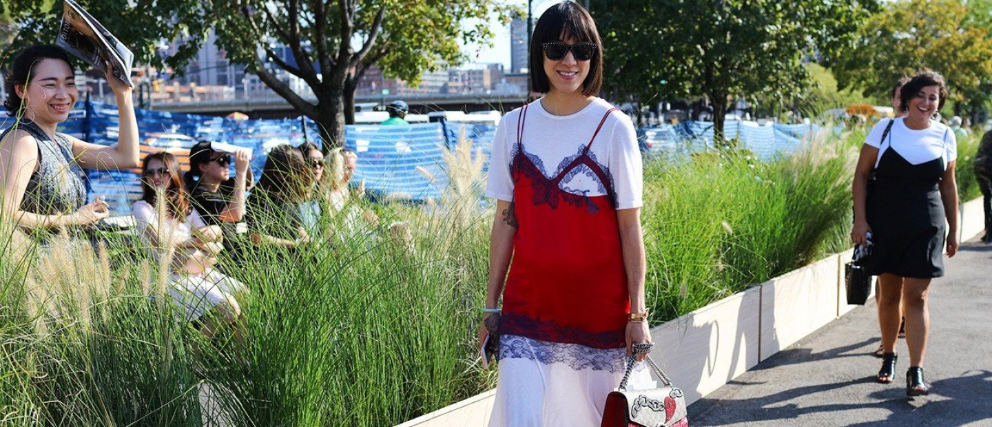 Νιώστε όπως μία street style star με αυτά τα slip dresses 
