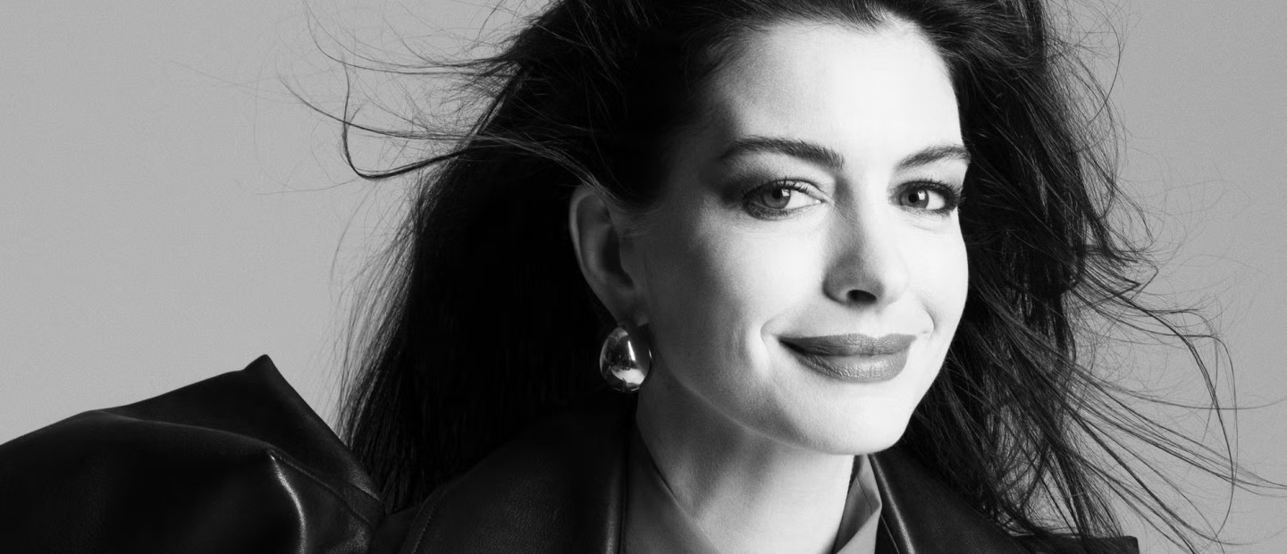 H Anne Hathaway ζωγραφίζει και μιλά για το “The Devil Wears Prada 2” και την καριέρα της
