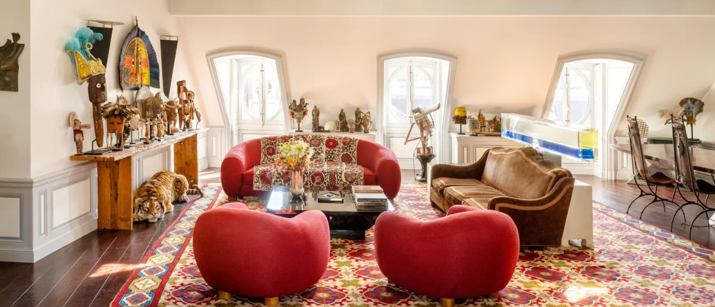 Ο Christian Louboutin ανοίγει τις πόρτες του παριζιάνικου διαμερίσματός του και μας ξεναγεί