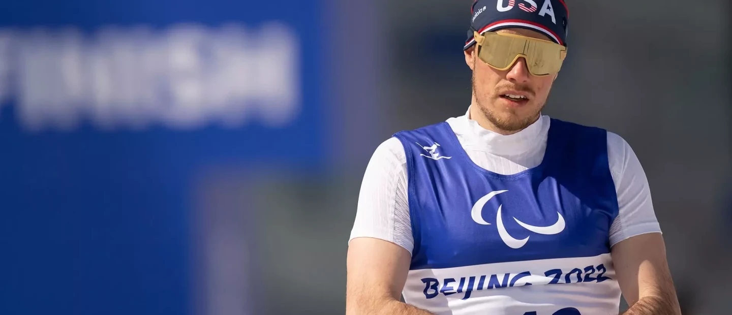 Jake Adicoff: Ποιος είναι ο ανοικτά ομοφυλόφιλος σκιέρ που έγραψε ιστορία στους Χειμερινούς Παραολυμπιακούς Αγώνες κατακτώντας τέσσερα χρυσά;