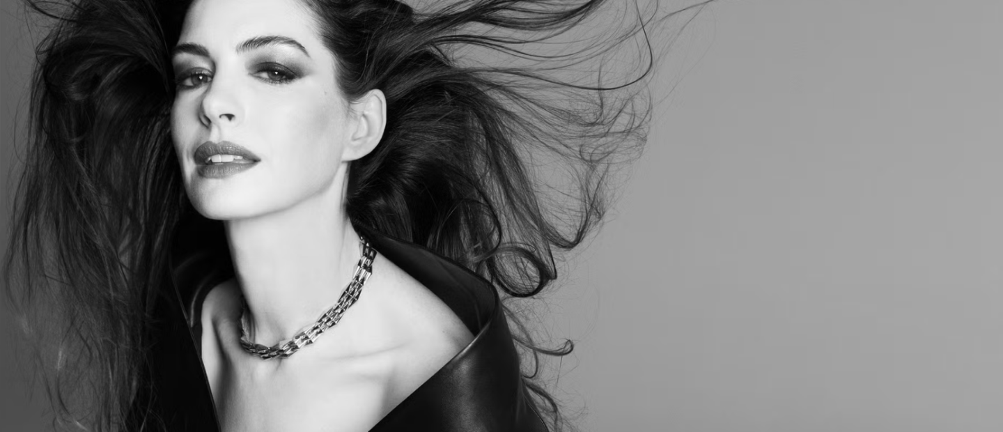 Η Anne Hathaway, λίγο πριν το The Devil Wears Prada 2, μιλά στο Harper’s Bazaar εφ’ όλης της ύλης