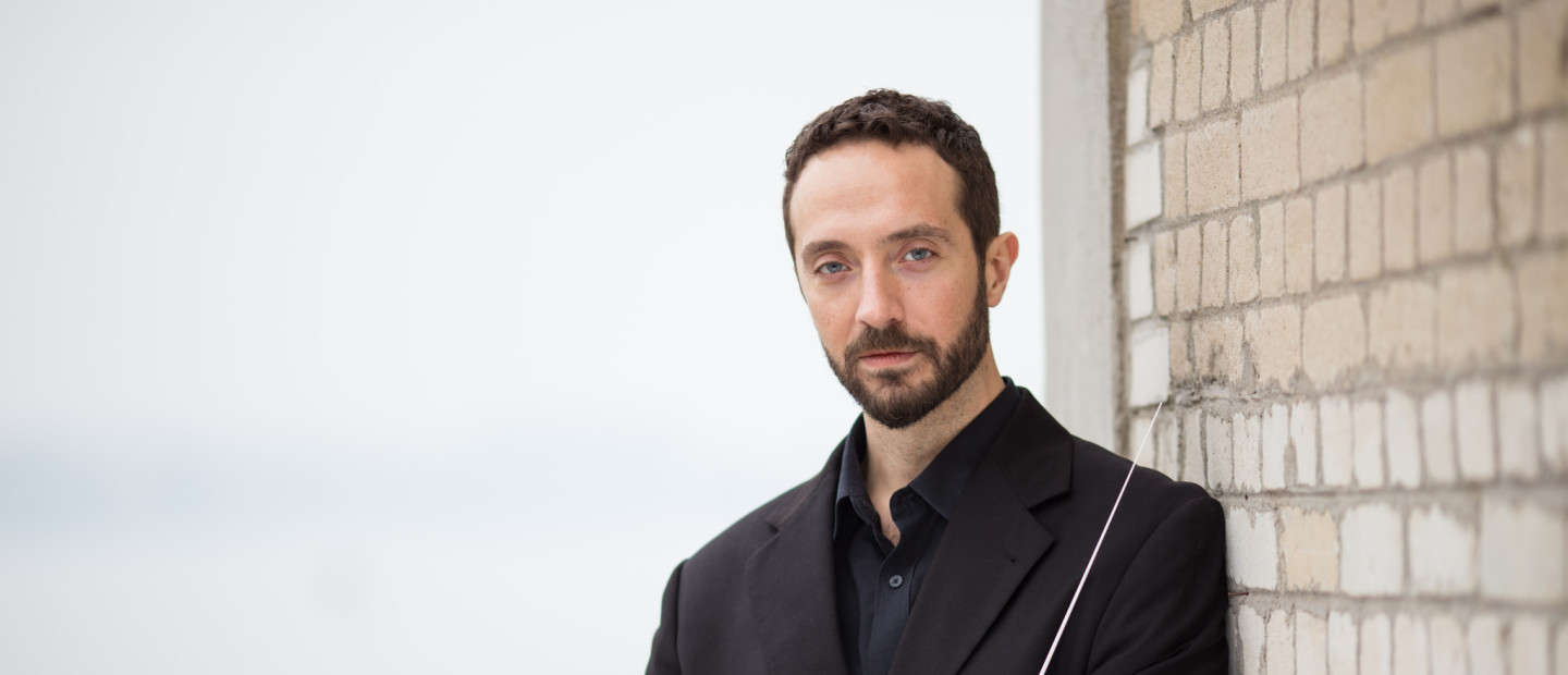 SKG Stories: Ο συνθέτης Θοδωρής Παπαδημητρίου μιλά για τη σπουδαία διαδρομή του και την επιθυμία να αγγίζει τον θεατή μέσω της μουσικής του