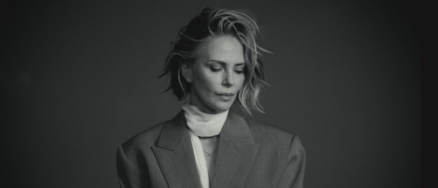 «Ήταν πολύ εμφανές ότι θα μας σκότωνε»: Η Charlize Theron μίλησε ανοιχτά για το οικογενειακό τραύμα που τη σημάδεψε