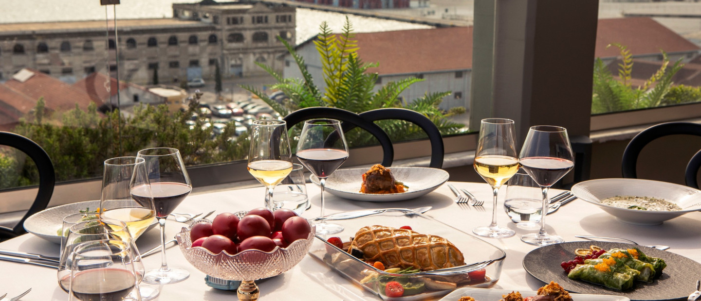 Δεν έχετε προγραμματίσει ακόμα το αναστάσιμο και το πασχαλινό σας γεύμα; Τα ξενοδοχεία της Θεσσαλονίκης όπου θα τα απολαύσετε