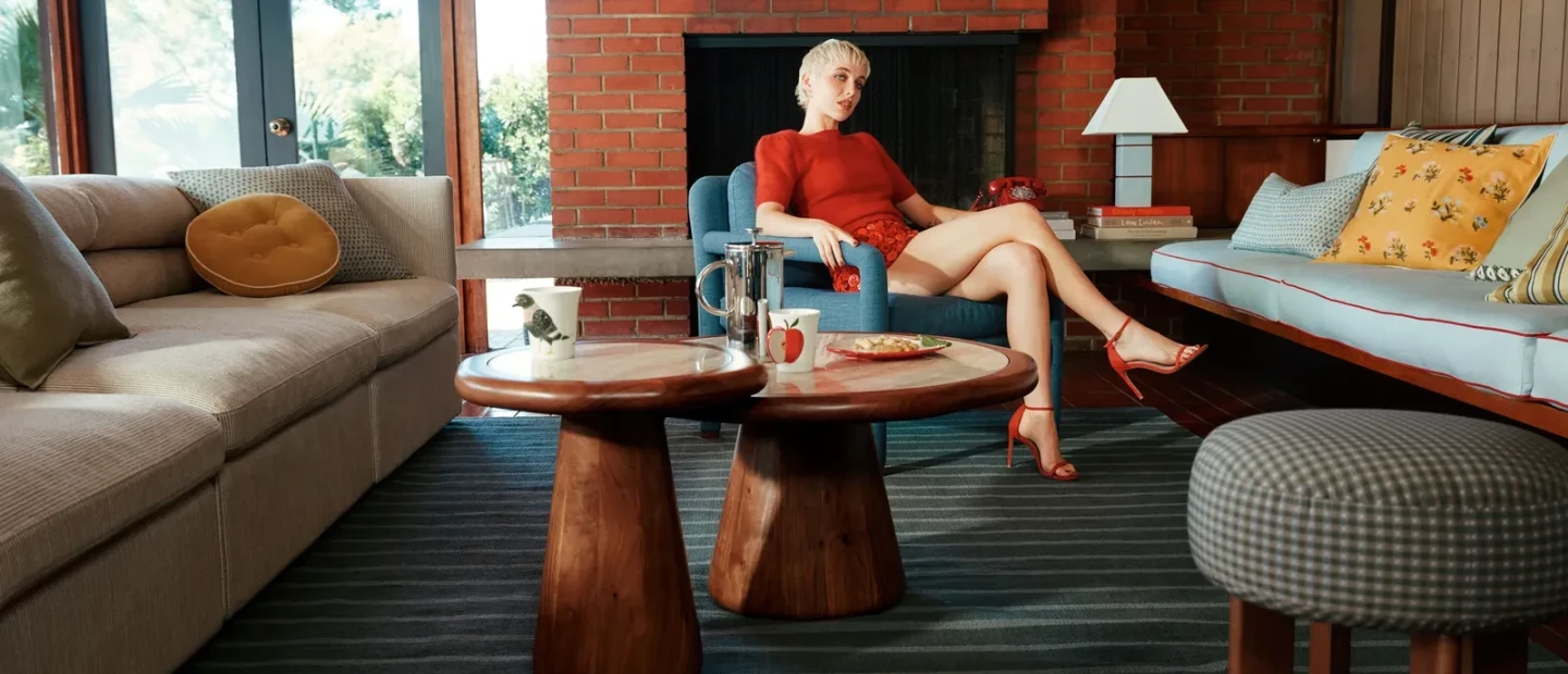 Η Emma Chamberlain μας ξεναγεί στο σπίτι της και μας φανερώνει την αισθητική της Gen Z