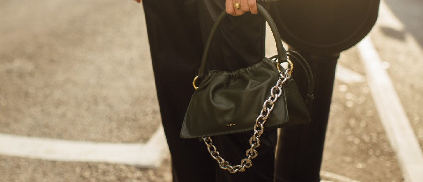 Οι minimal τσάντες που θα χαρίσουν expensive looking αισθητική στα πιο απλά σας σύνολα