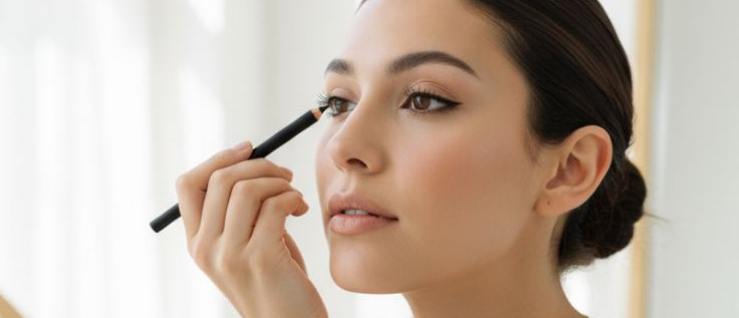 Πώς ένα μολύβι ματιών μπορεί να «ξυπνήσει» το βλέμμα σας;