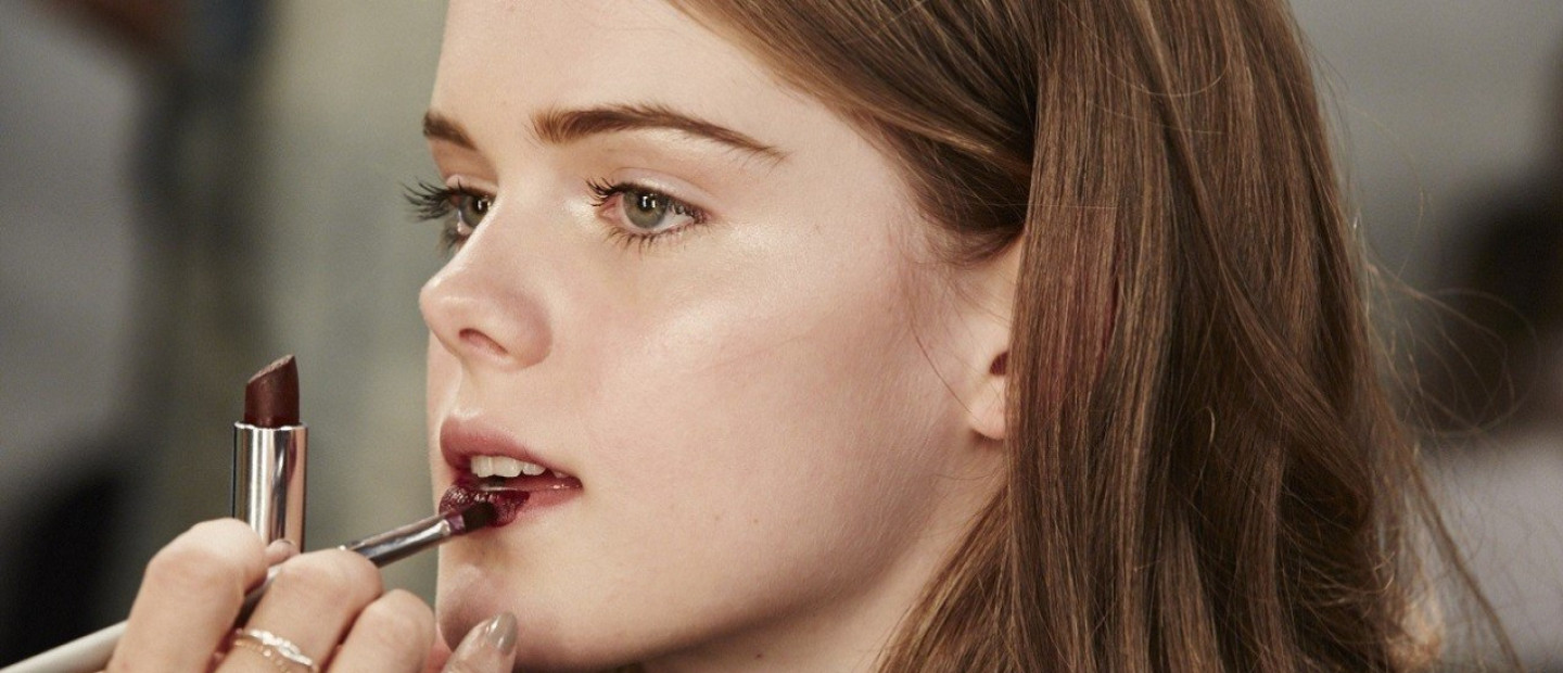 Η απόχρωση κραγιόν που κάνει το χαμόγελό σας να φαίνεται πιο λευκό και λαμπερό