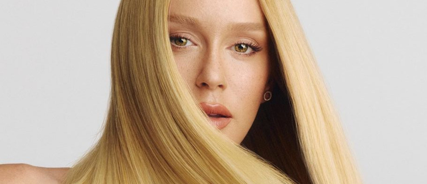 Πώς να ισιώσετε τα σγουρά μαλλιά σας χωρίς να φριζάρουν για ένα effortless look