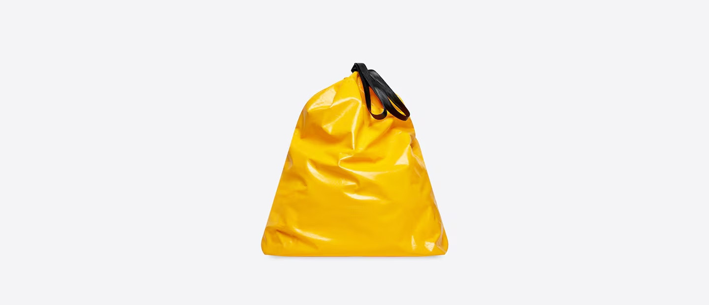 Ο οίκος Balenciaga, η «τσάντα σκουπιδιών» και η συζήτηση που προκλήθηκε γύρω από αυτήν