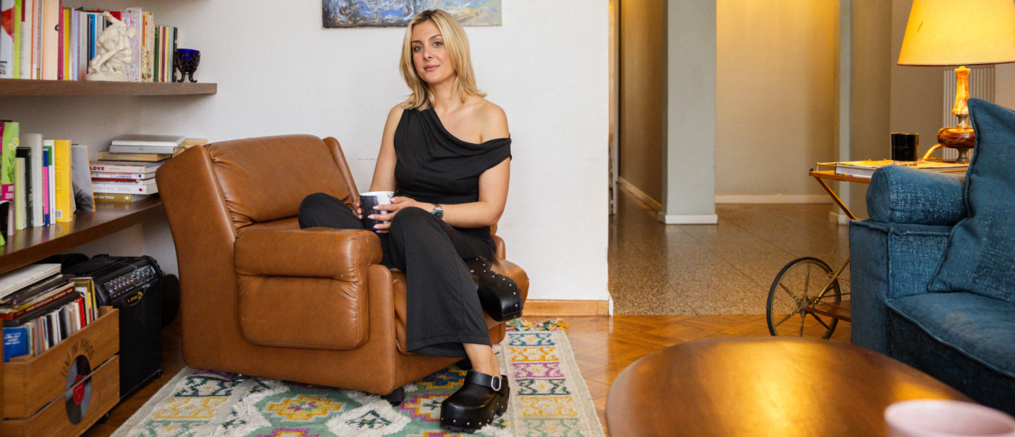 Doors Open: Η Ελένη Σιμώνη μάς υποδέχεται στο artsy διαμέρισμά της στην Πλατεία Αριστοτέλους