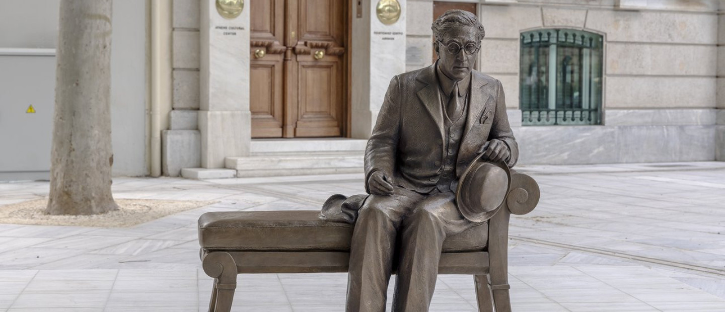 Ο Καβάφης επιστρέφει στην Αθήνα, με το γλυπτό του να βρίσκεται πλέον στον πεζόδρομο της Διονυσίου Αρεοπαγίτου