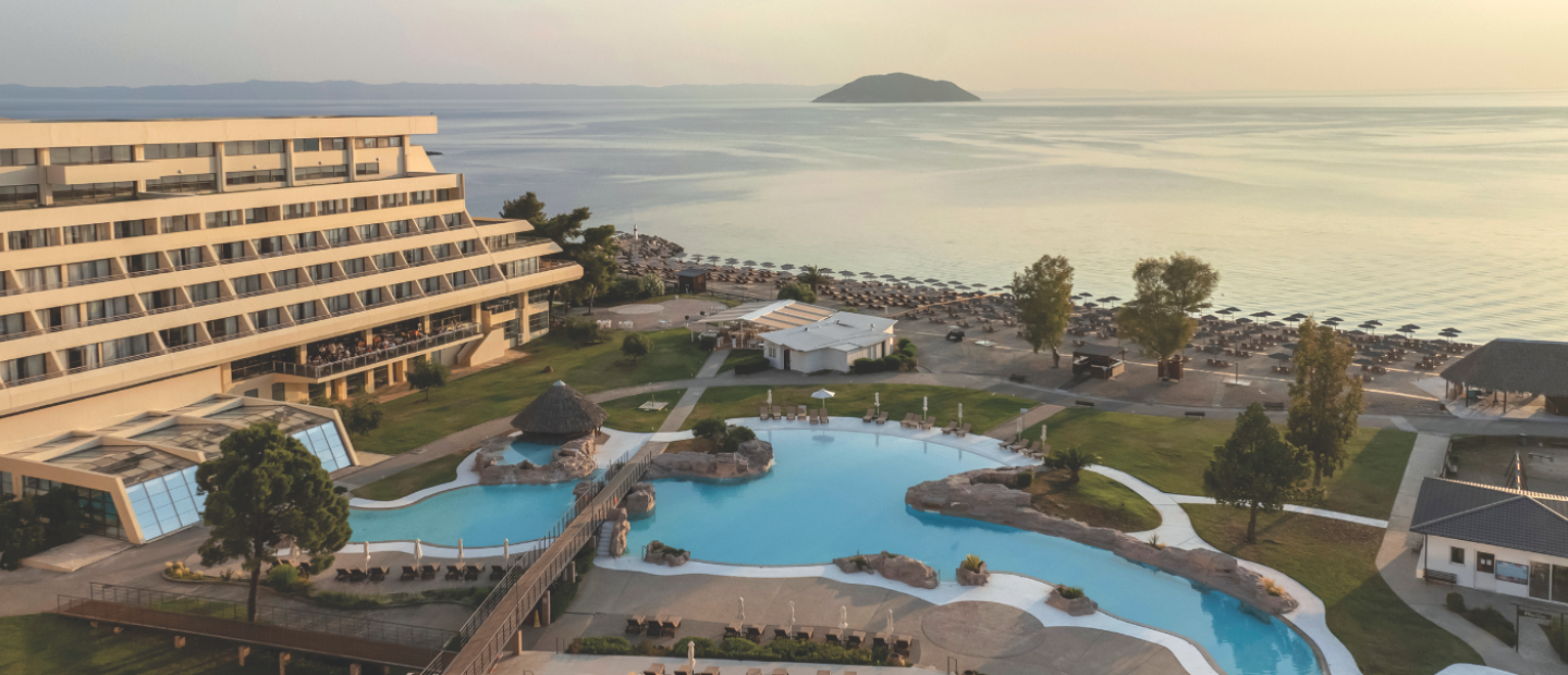 Ένα σκηνικό αυθεντικού fine living στη Σιθωνία της Χαλκιδικής, όπου το φυσικό τοπίο «αγκαλιάζει» διακριτικά την πολυτέλεια