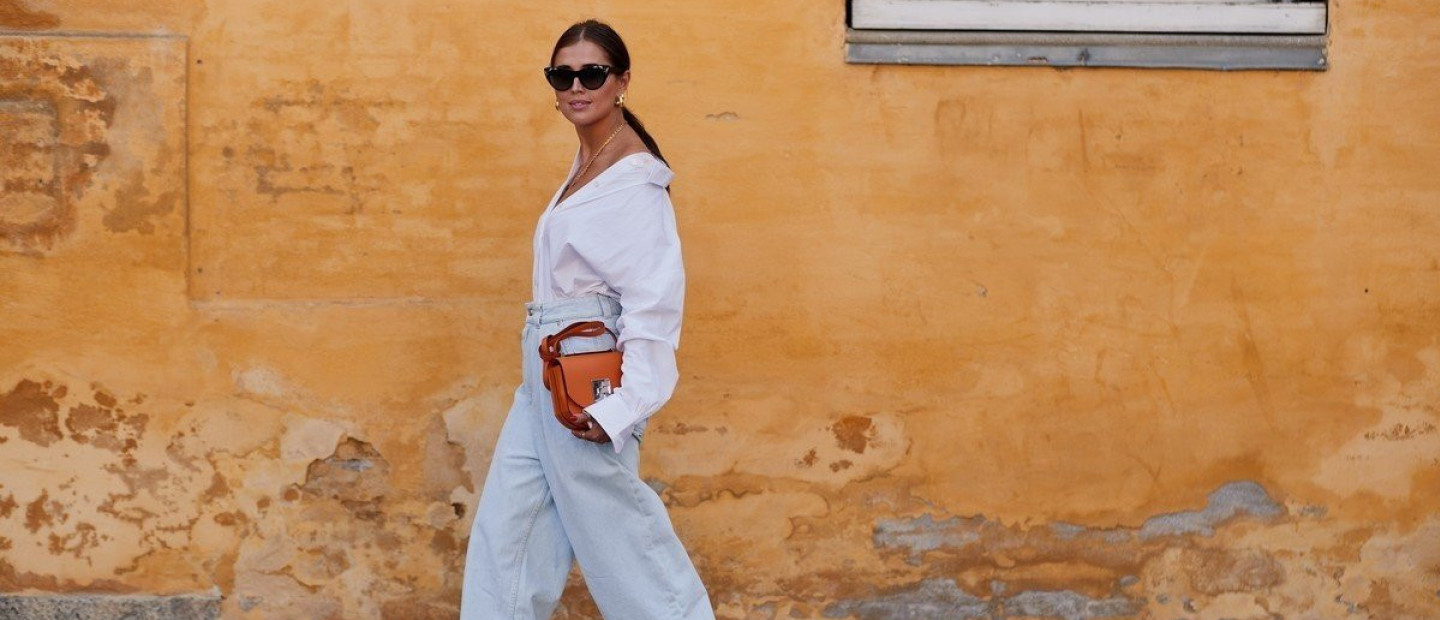 Τα tops που θα απογειώσουν τα baggy jeans