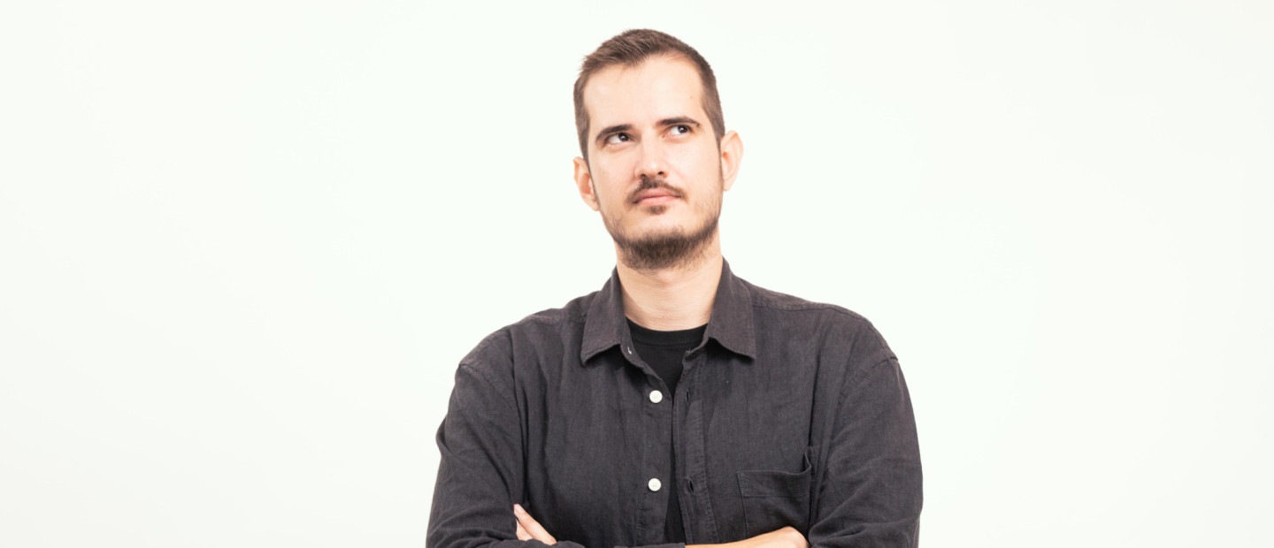 SKG Stories: O πετυχημένος stand-up comedian, Θανάσης Σαμαράς, πιστεύει πως η πραγματική ελευθερία ξεκινά από το να νιώθεις καλά με τον εαυτό σου