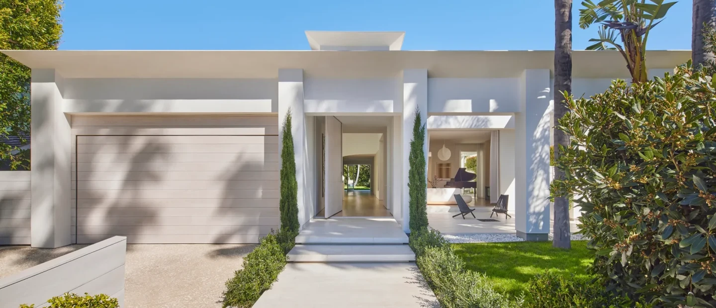Μια κατοικία στην California επανερμηνεύει το design του αρχαιοελληνικού ναού μέσα από μια αφαιρετική αρχιτεκτονική ματιά