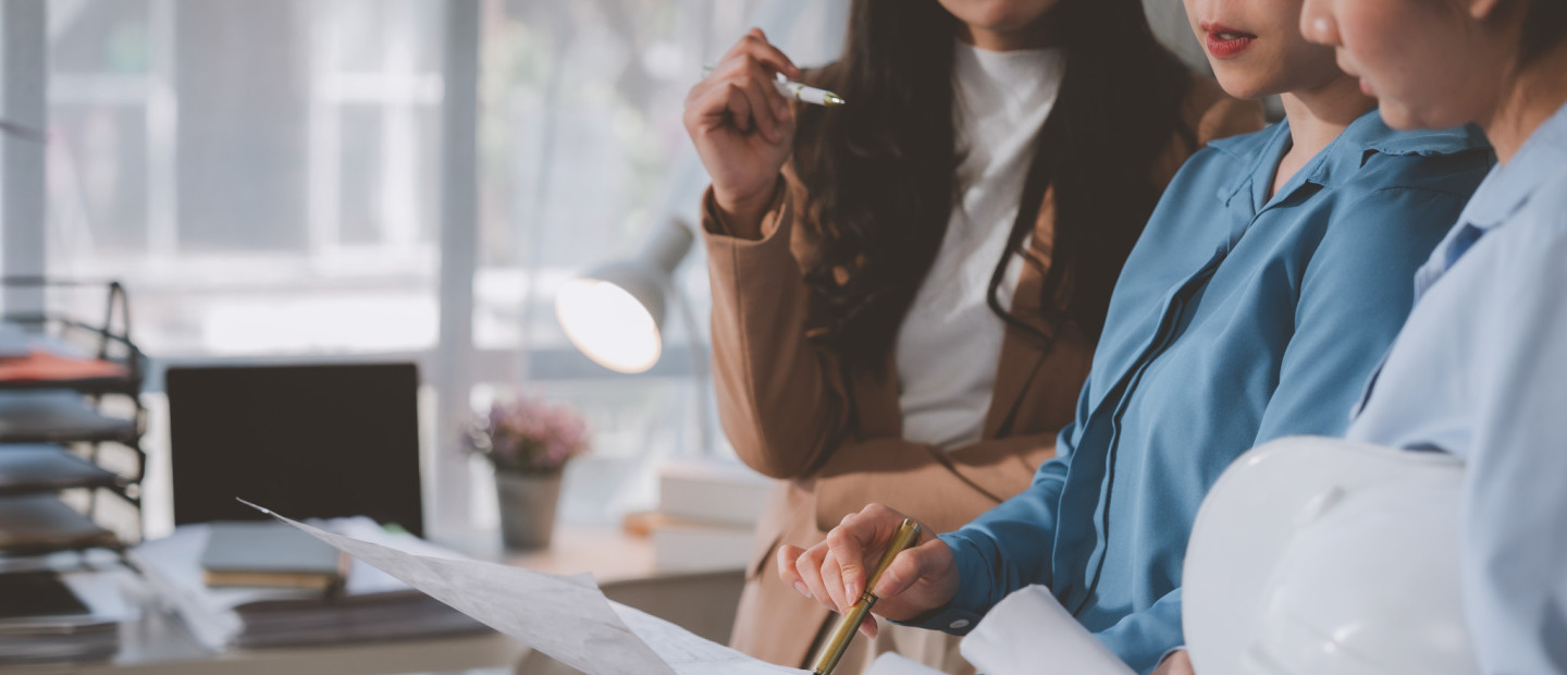 Career Minimalism: Η τάση που αλλάζει τον τρόπο που αντιλαμβανόμαστε την επιτυχία, την εργασία και την προσωπική ισορροπία