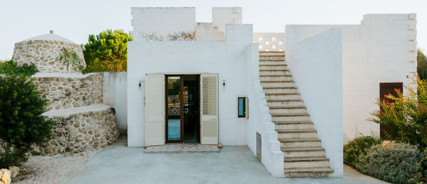 Summer Interiors: 5 φανταστικές καλοκαιρινές κατοικίες που μας εμπνέουν με τη μοντέρνα διακόσμηση και την αιθέρια αύρα τους