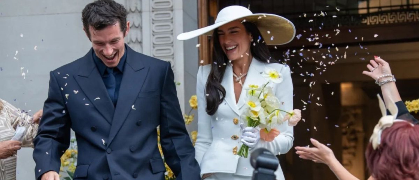 Η Dua Lipa παντρεύτηκε τον Callum Turner σε μια τελετή-έκπληξη στο Λονδίνο