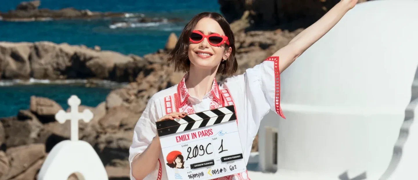 Emily in Paris: Οι κορυφαίες τάσεις που αναδεικνύονται μέσα από τη σειρά και τα looks που μας εμπνέουν από τα γυρίσματα στην Ελλάδα