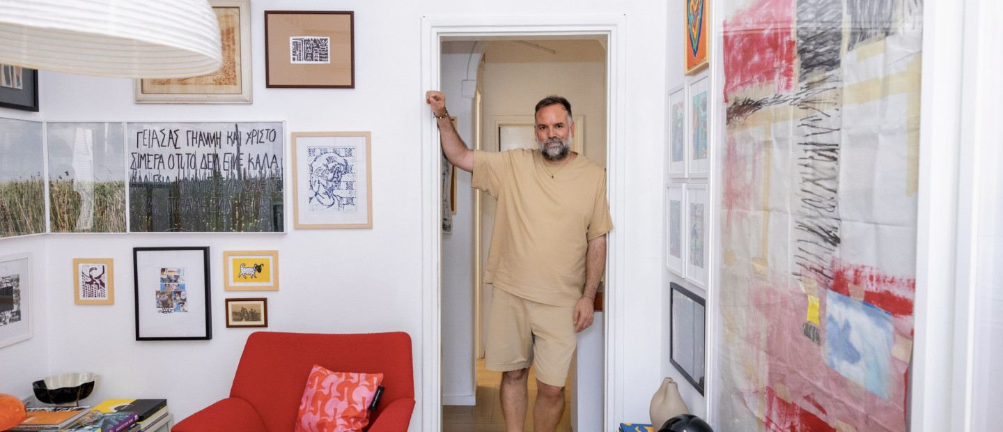 Doors Open: Σε ένα διαμέρισμα με ξεχωριστή αισθητική ταυτότητα στην πλατεία Μαβίλη, ο Χρήστος Κρανιώτης έχει δημιουργήσει έναν κόσμο όπου το design και η τέχνη συνδιαλέγονται