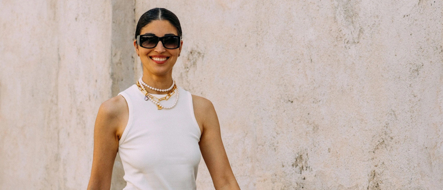 Οι fashion approved τρόποι για να εντάξετε τα λευκά tank tops στις εμφανίσεις σας