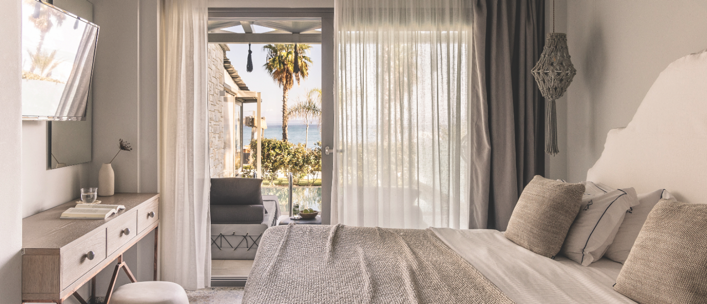 Το ξενοδοχείο που προτείνει μια πιο relaxed εκδοχή παραθαλάσσιας φιλοξενίας, με φόντο τα γαλαζοπράσινα νερά της Κασσάνδρας