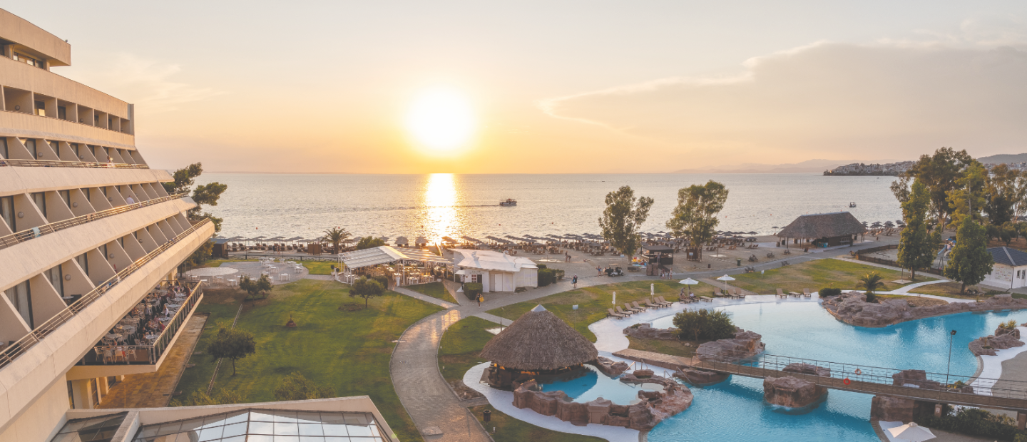 Το εμβληματικό resort στη Σιθωνία της Χαλκιδικής που εξακολουθεί να αποτελεί έναν ξεχωριστό προορισμό διακοπών