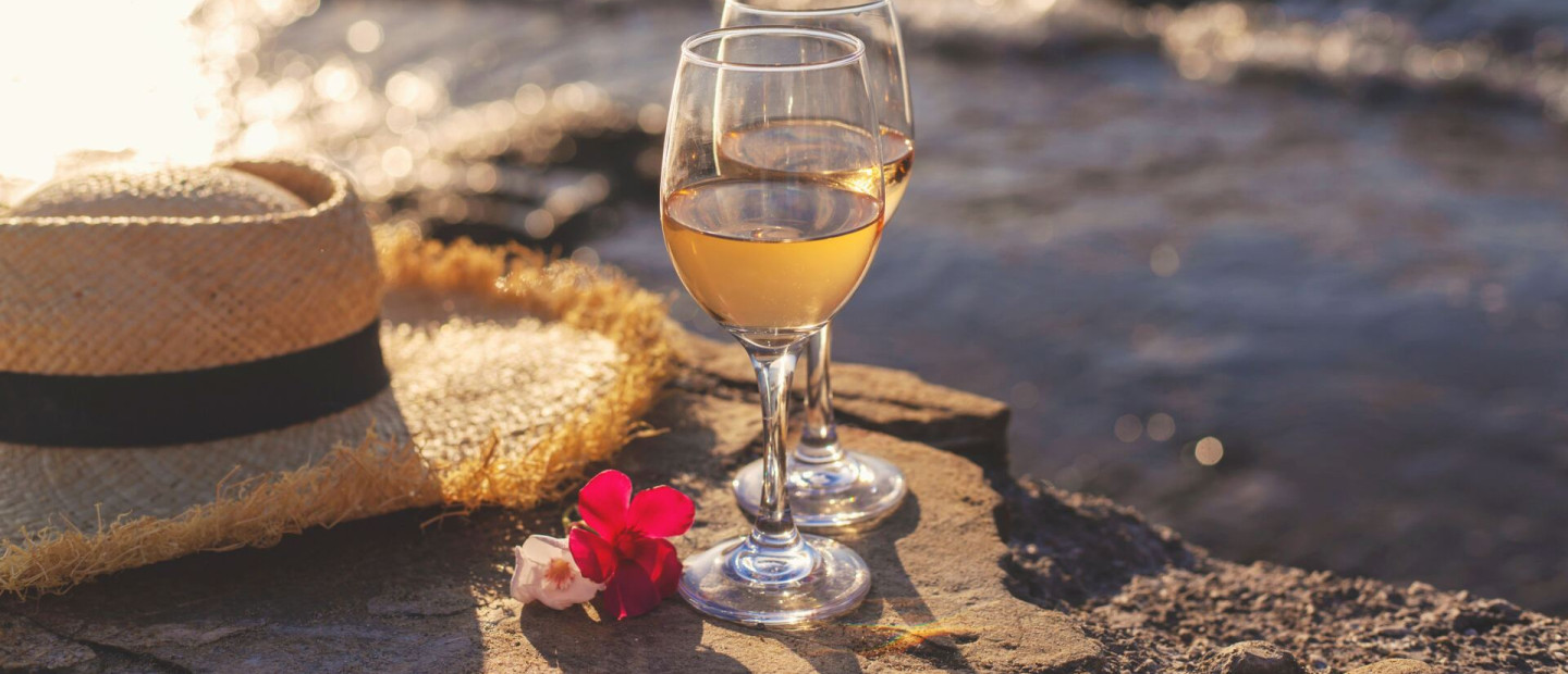 Summer Wine: Τα λευκά και τα ροζέ κρασιά που θα συνοδεύσουν ιδανικά τις καλοκαιρινές μας στιγμές