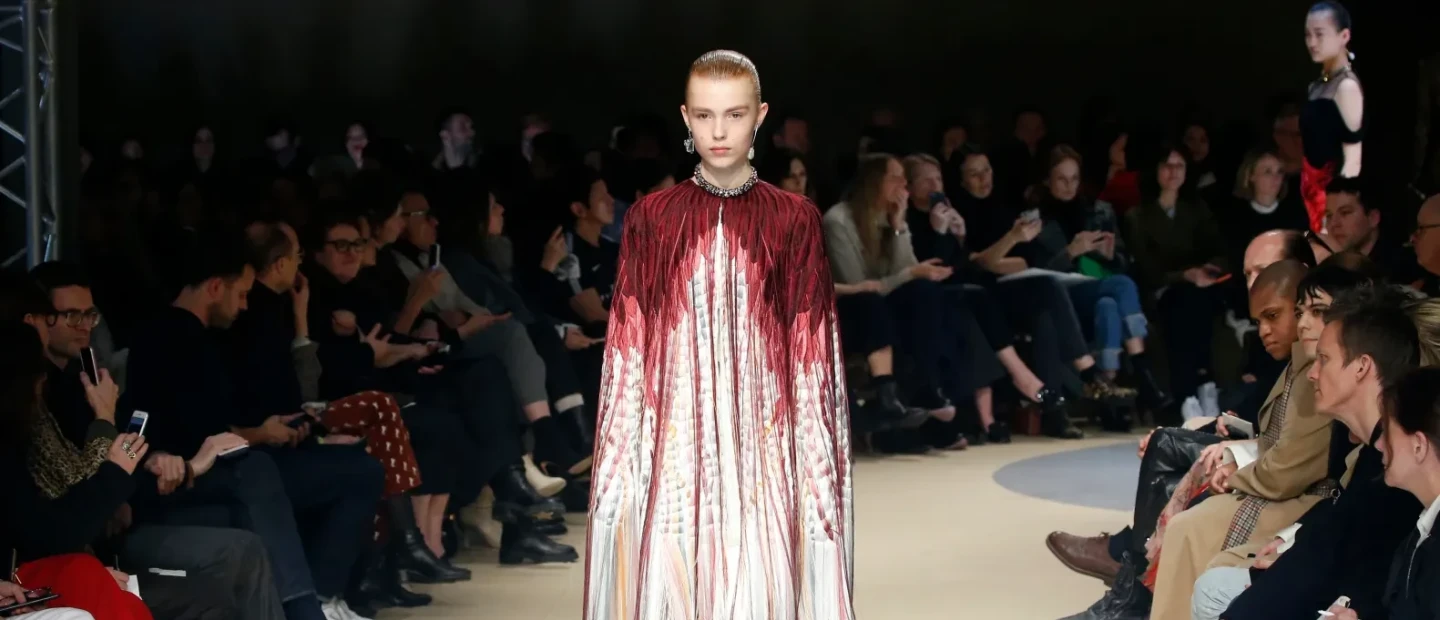 Breaking News: Ο Alexander McQueen επιστρέφει στην Εβδομάδα Μόδας του Λονδίνου