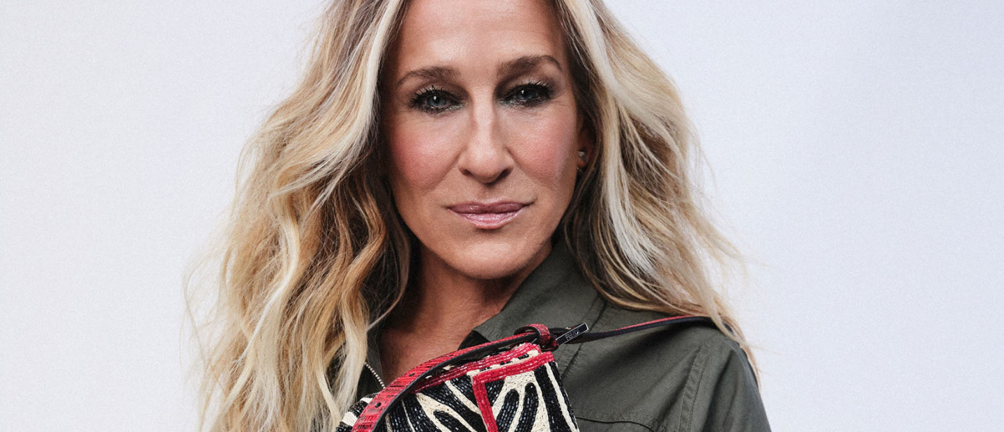 Η Sarah Jessica Parker γίνεται το πρόσωπο της Fendi και αποδεικνύει γιατί η Baguette Bag αποτελεί διαχρονικό σύμβολο μόδας
