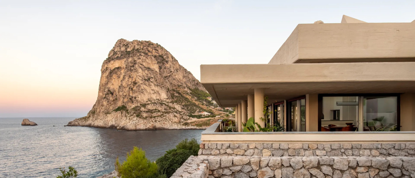 Μια βίλα στη Σικελία συνδυάζει το μοντέρνο design με τη διαχρονική γοητεία του μεσογειακού τοπίου