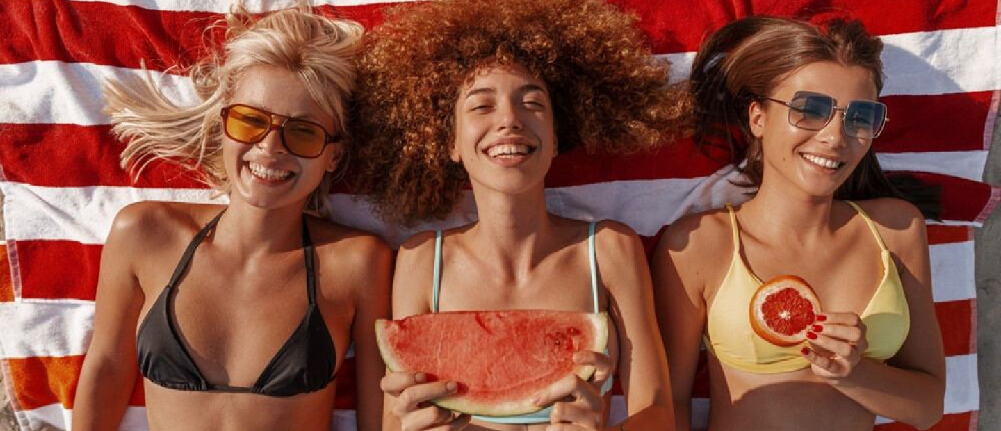 Bloat-free & εξαιρετικά νόστιμα: τα 7 snacks που αξίζει να έχετε μαζί σας στην παραλία